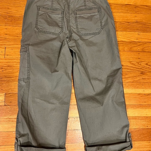 NWT NEW Chico's Convertible Poplin Cargo Cropped Capris. Size 2 - Picture 2 of 5